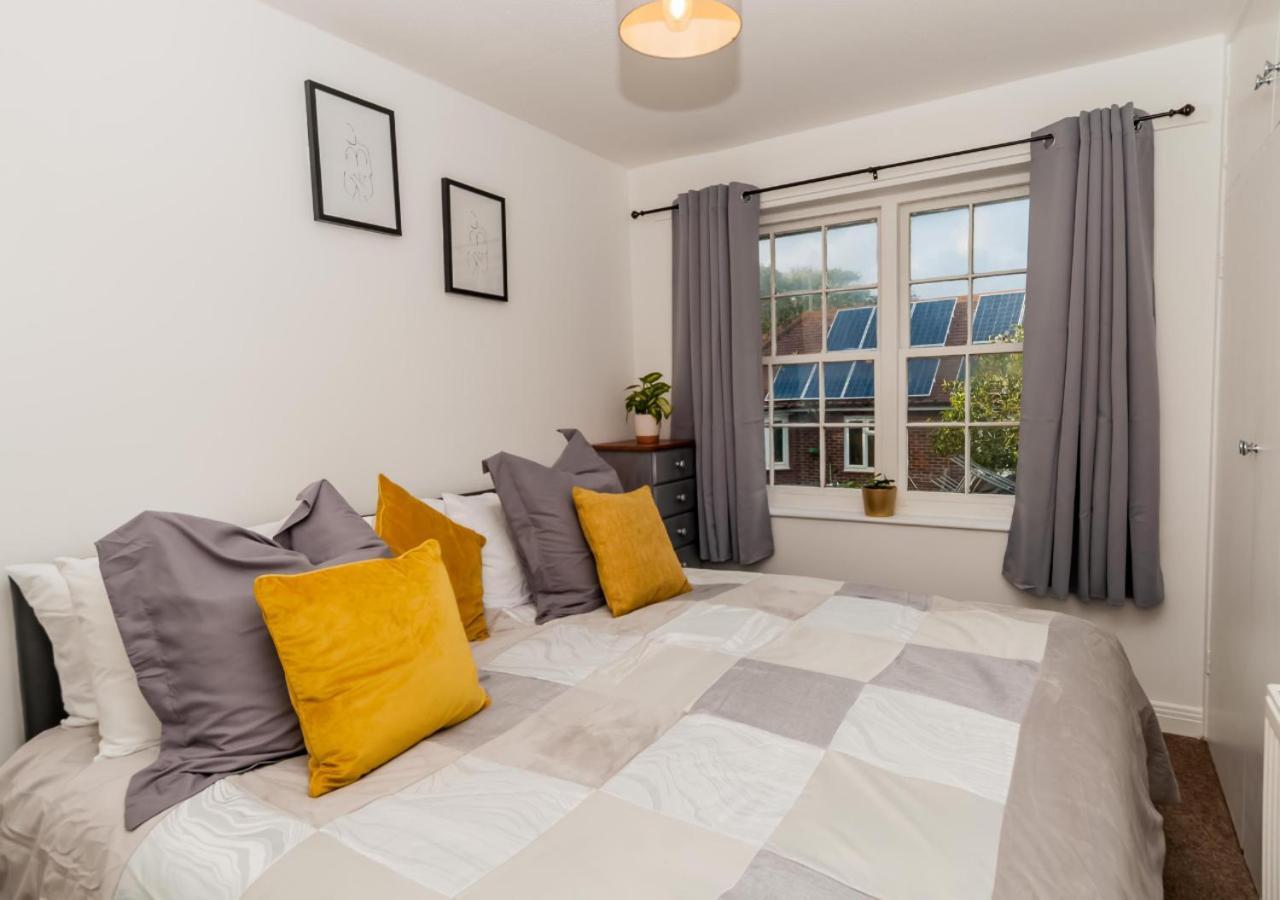 2 Bed Apartment-5 Guests - Business-Relocation-Parking - The Brighton Short Stay & Serviced Apartments Экстерьер фото
